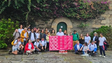 Los participantes ante el Torreón de Pontedeume