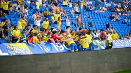Los jugadores del Cádiz celebran el empate