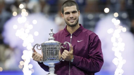 Carlos Alcaraz posa con el trofeo del US Open