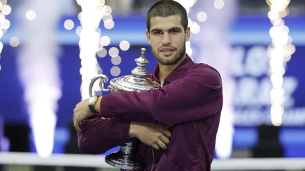 Carlos Alcaraz abraza el trofeo del US Open tras ganar a Sinner