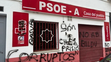 Pintadas en la Casa del Pueblo del PSOE de Guadix