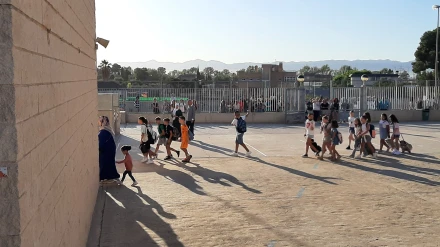 Niños entrando a un colegio en Lorca