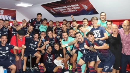 La plantilla azulgrana celebra el triunfo en su estreno en Segunda RFEF