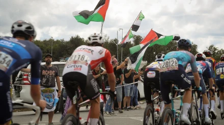 Activistas propalestinos en la 15ª etapa de la Vuelta Ciclista a España en O Corgo, Lugo
