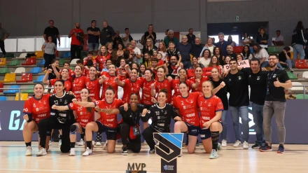 La plantilla de Balonmán Porriño celebra su triunfo en la Supercopa