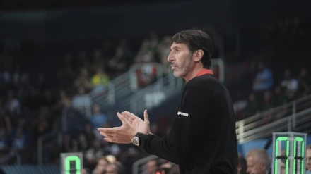 Álex Mumbrú aplaude a sus jugadores durante un partido del Eurobasket
