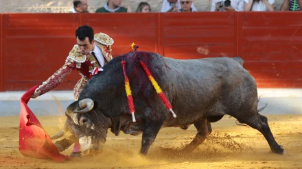 Inicio de apertura de faena de Mario Arruza al segundo novillo de Escolar