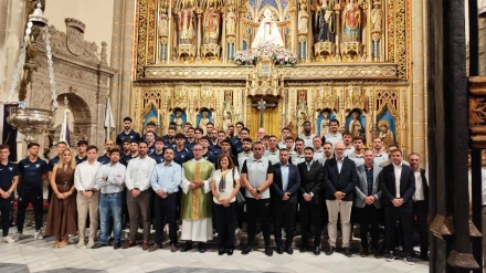 La plantilla de UCAM CF realizó la ofrenda floral a La Fuensanta