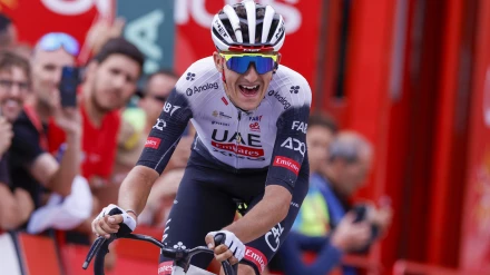 El español ganó la decimocuarta etapa en el Alto de la Farrapona.