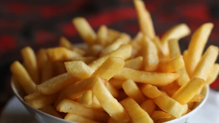 El secreto del vinagre para lograr unas patatas fritas crujientes en casa