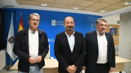 El director de Turismo de Galicia, Xosé Merelles, acompañado del delegado territorial de la Xunta en Ourense, Manuel Pardo, y el jefe provincial de Turismo, Cecilio Santalices