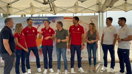 El alcalde de Lorca, Fulgencio Gil, junto a Tania Moreno, Daniela Álvarez, Pablo Herrera y Adrián Gavira, junto a los entrenadores Fran Marco y Antonio García de Alcaraz