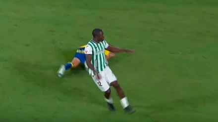 El CTA reconoce que Franck Fomeyem, defensa del Córdoba, debió ser expulsado.