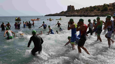 Los deportistas en la posta de natación
