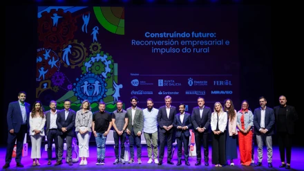 Participantes en la clausura de AJE Galicia en el Auditorio de Ferrol