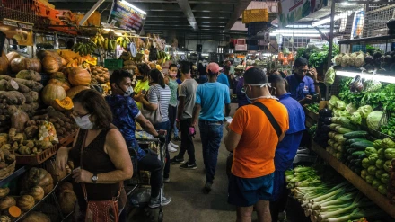 Se va de viaje a Venezuela y lo que ve allí en la vitrina de un local le hace quedarse más tiempo de la cuenta: "Atención"