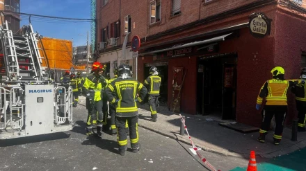 Imagen de los bomberos trabajando sobre el inmueble
