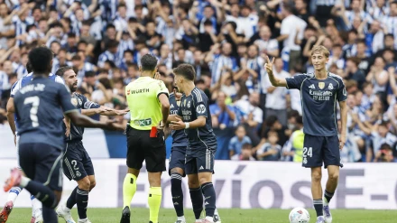 Huijsen se marcha del campo tras ser expulsado contra la Real Sociedad