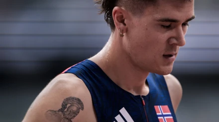 Jakob Ingebrigtsen se lamenta tras haber quedado eliminado en las series del 1.500 metros.