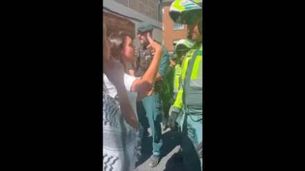 Irene Montero habla con un Guardia Civil en la localidad de Cercedilla.