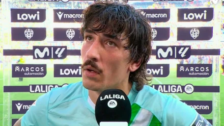 Héctor Bellerín, jugador del Betis, con el micrófono de Movistar