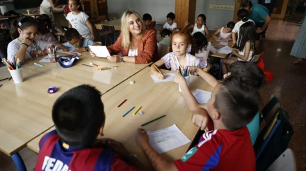 La alcaldesa de Granada, Marifrán Carazo, ha visitado el colegio Parque de las Infantas