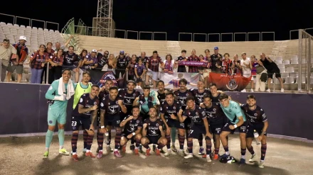 El Extremadura celebra con su afición la victoria en Jaén