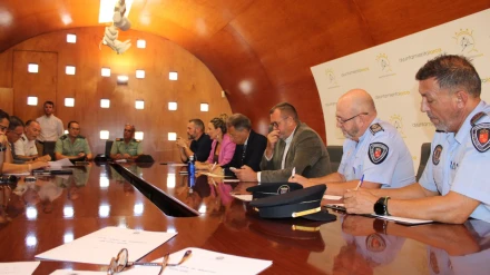 El alcalde junto a concejales y mandos policiales en la reunión de la junta local de seguridad con motivo de la feria