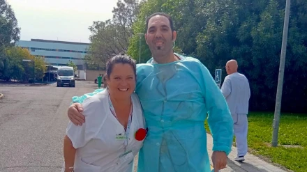 Iván junto a la fisioterapeuta, a los tres días de subir de la UCI