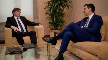 El presidente regional catalán, Carles Puigdemont (i), se reúne con el líder del Partido Socialista español, Pedro Sánchez (d), en el Palau de la Generalitat de Barcelona.