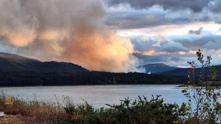 Incendio de Barreiros, en sus comienzos, visto desde la Ría
