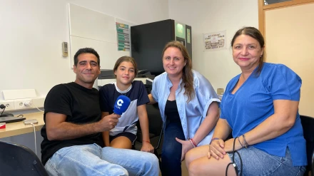 Alberto Herrera junto a Amaya, Anaís y Amaya en Catarroja