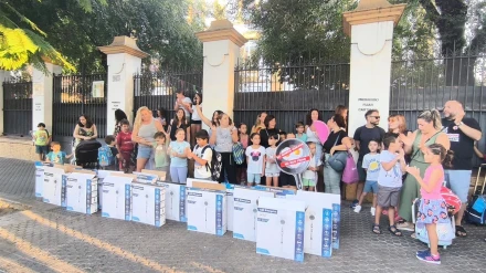 Decenas de personas se concentran en el CEIP Borbolla ante la falta de medidas por el calor en las aulas