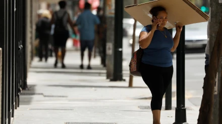 Una mujer en una calle de Murcia