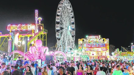 Imagen de la feria de Lorca, con una gran noria panorámica