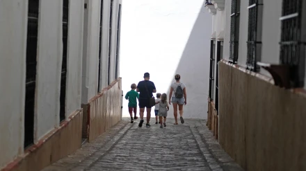 Una familia en un pueblo de España