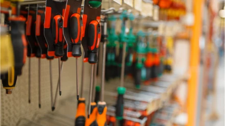 Foto de archivo de una extantería de una ferreteria