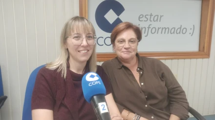 Noelia Ríos, directora asistencial de AFAL, y Ana Fernández, familiar de una persona afectada por la enfermedad