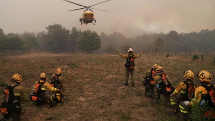 Brigadistas intentando apagar el fuego en Pantón (Lugo)
