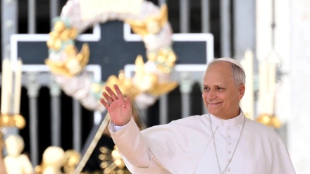 VATICAN CITY (Vatican City State (Holy See)), 17/09/2025.- Pope Leo XIV arrives to lead the weekly general audience in Saint Peter's Square, Vatican City, 17 September 2025. (Papa) EFE/EPA/ETTORE FERRARI