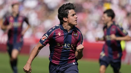 Carlos Álvarez celebrando su gol, en el Girona - Levante