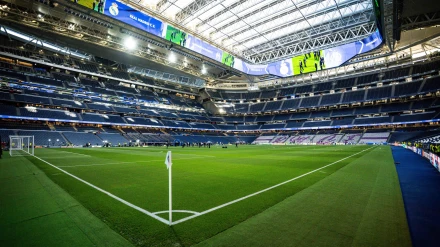 El techo del Santiago Bernabéu durante un partido