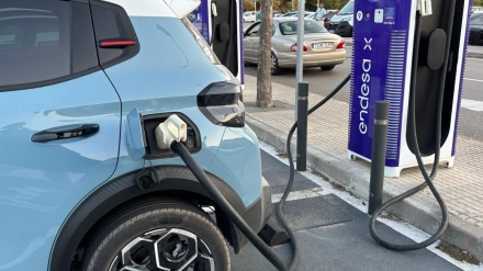 Coche eléctrico cargando