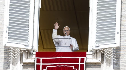 Vatican City (Vatican City State (Holy See)), 14/09/2025.- Pope Leo XIV leads the Angelus prayer from the window of his office overlooking Saint Peter's Square on his 70th birthday, in Vatican City, 14 September 2025. (Papa) EFE/EPA/ANGELO CARCONI
