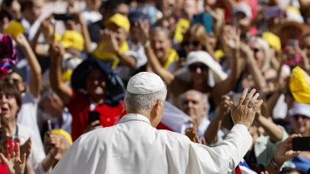 VATICAN CITY (Vatican City State (Holy See)), 20/09/2025.- Pope Leo XIV (C) waves to the faithful during an audience as part of the Jubilee of Justice at St Peter's square, Vatican City, 20 September 2025. (Papa) EFE/EPA/FABIO FRUSTACI