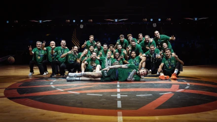 La plantilla posa con la Copa Intercontinental