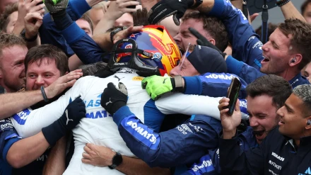 Carlos Sainz se abraza con los miembros de Williams tras conseguir la tercera plaza en Bakú.