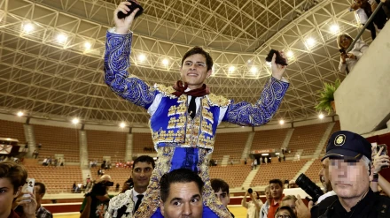 Aarón Palacio, en su salida a hombros este domingo en Logroño
