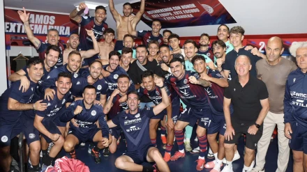 El Extremadura celebra su triunfo ante el Yeclano