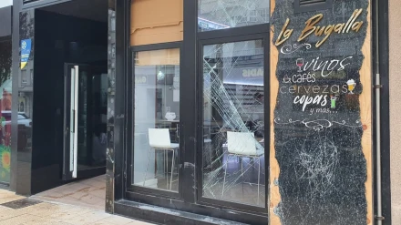Los daños ocasionados en el bar cafetería La Bugalla, en Ribadeo